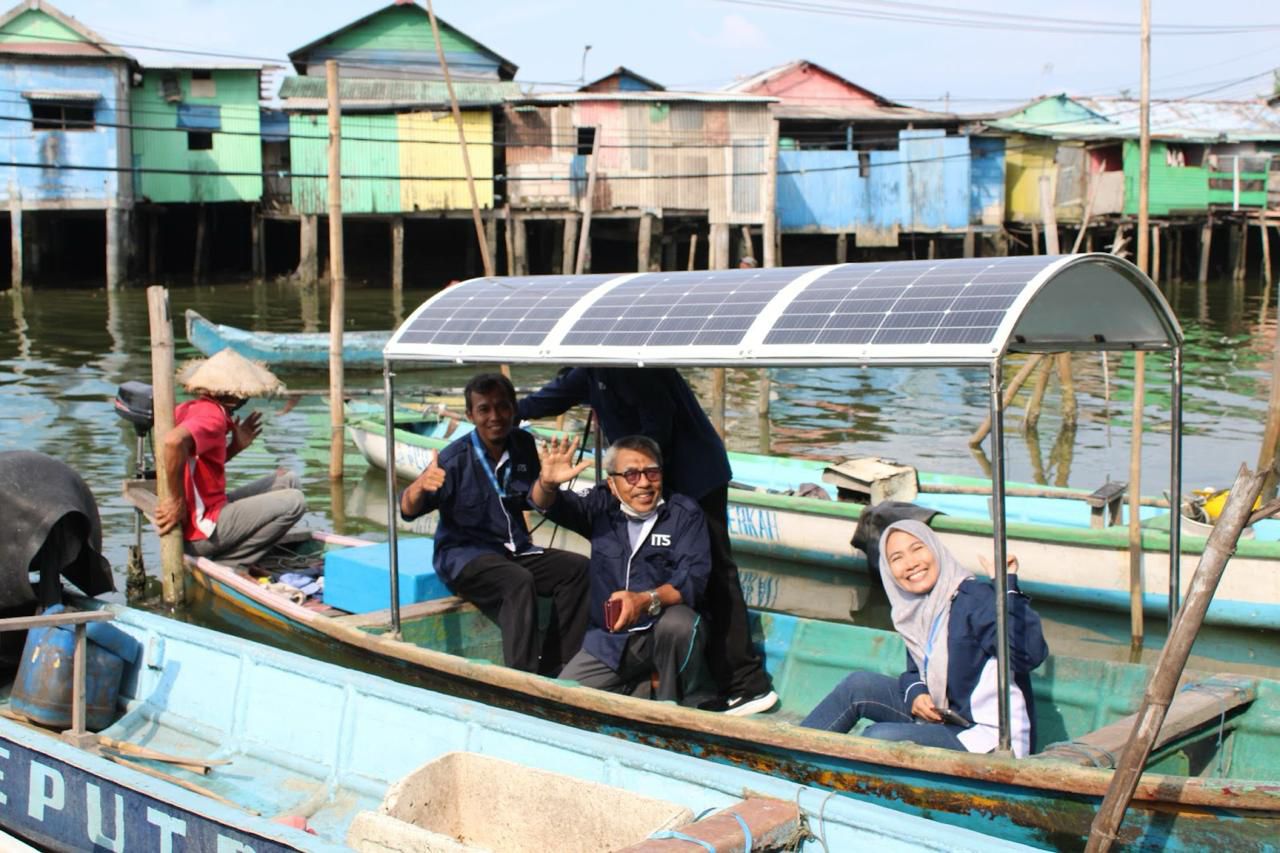 ITS community service team aboard the solar boat at Sontoh Laut
